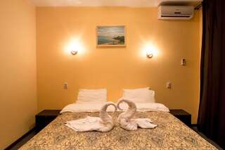 Гостиница Hotel Rose Farm Нижний Новгород Двухместный номер с 1 кроватью или 2 отдельными кроватями и дополнительной кроватью-1